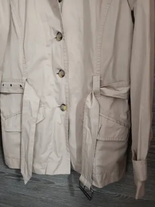 Gabardina corta beige Benetton