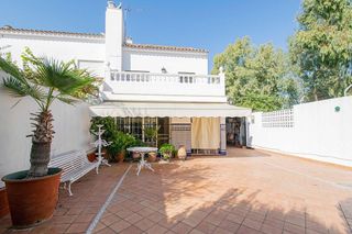Casa adosada en venta en Gines