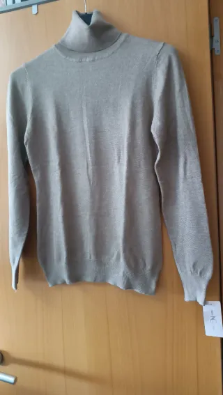 Jersey cuello alto beige talla M  a 3€