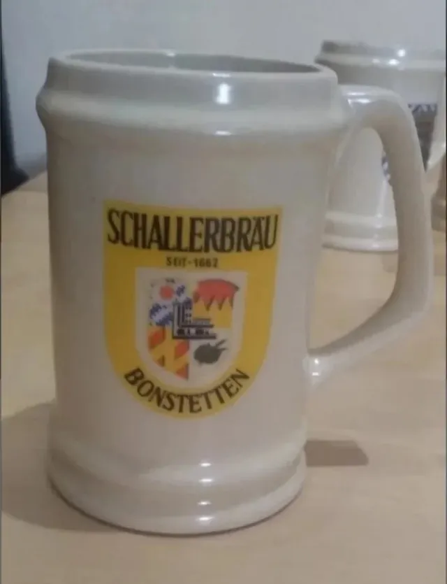 Jarras de cerveza de marcas alemanas. De cerámica.