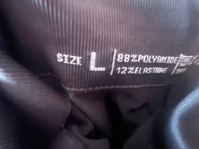 Leggings de color negros, amoldeados a la figura