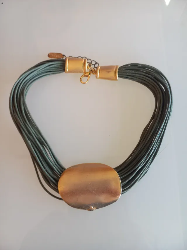 Elegante collar verde y dorado.Nuevo