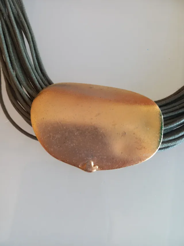 Elegante collar verde y dorado.Nuevo