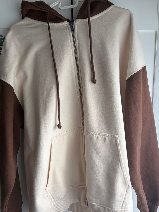 Sudadera beige y marrón con cremallera