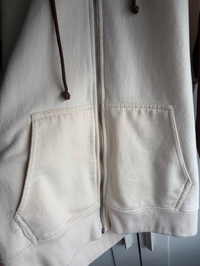 Sudadera beige y marrón con cremallera