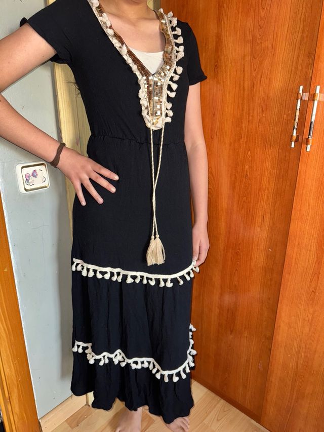 Vestido negro con detalles beige