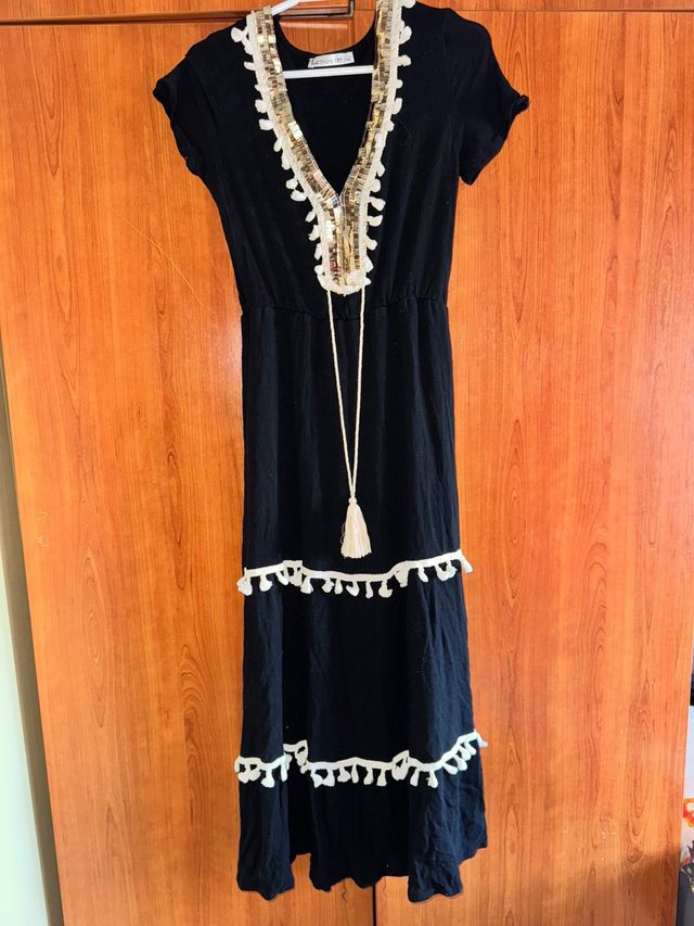 Vestido negro con detalles beige