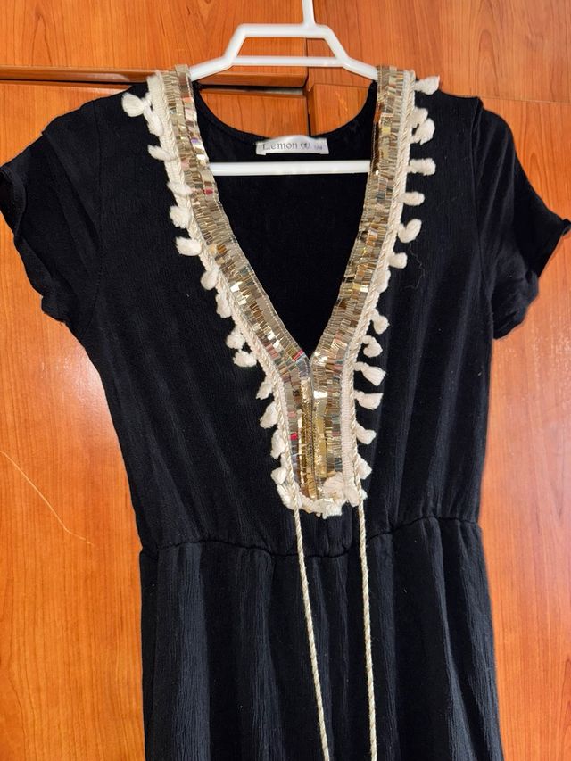 Vestido negro con detalles beige