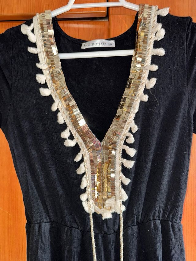 Vestido negro con detalles beige