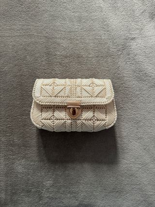 Bolso artesanal beige con cierre dorado