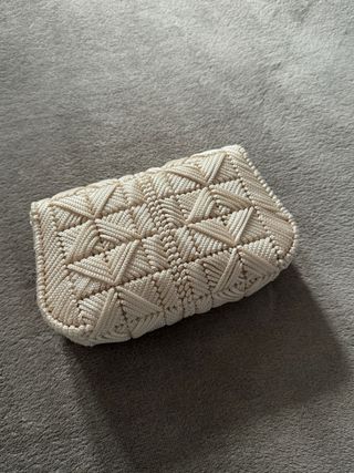 Bolso artesanal beige con cierre dorado