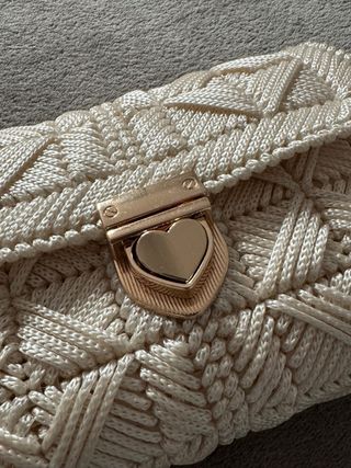 Bolso artesanal beige con cierre dorado