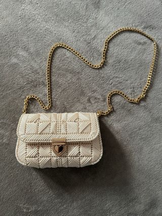 Bolso artesanal beige con cierre dorado