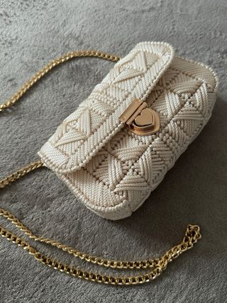 Bolso artesanal beige con cierre dorado