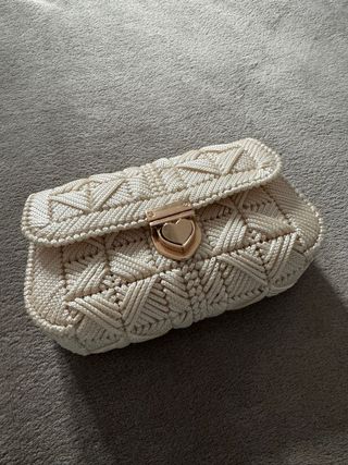 Bolso artesanal beige con cierre dorado