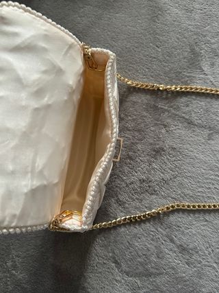 Bolso artesanal beige con cierre dorado