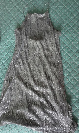 Vestido corto de fiesta plateado con lentejuelas