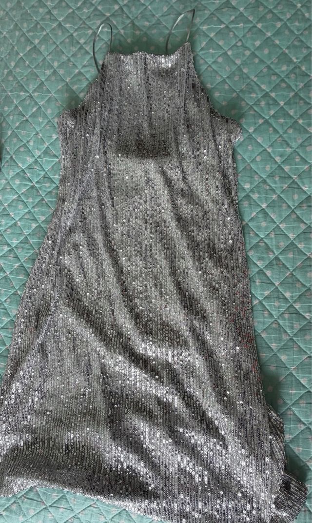 Vestido corto de fiesta plateado con lentejuelas