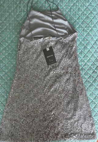 Vestido corto de fiesta plateado con lentejuelas