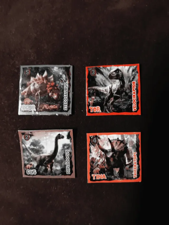 Collezione di miniature di dinosauri