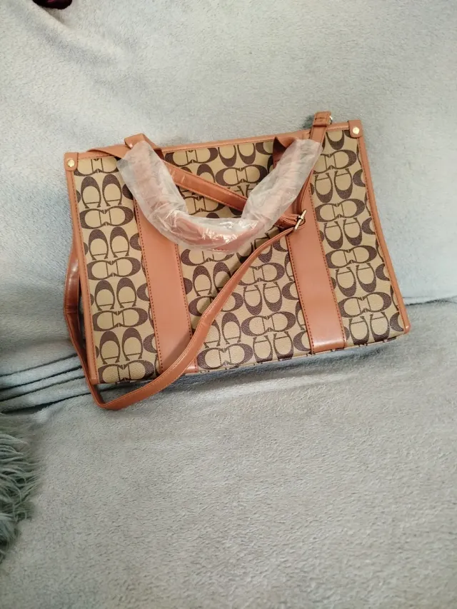 Bolso marrón y beige con logo