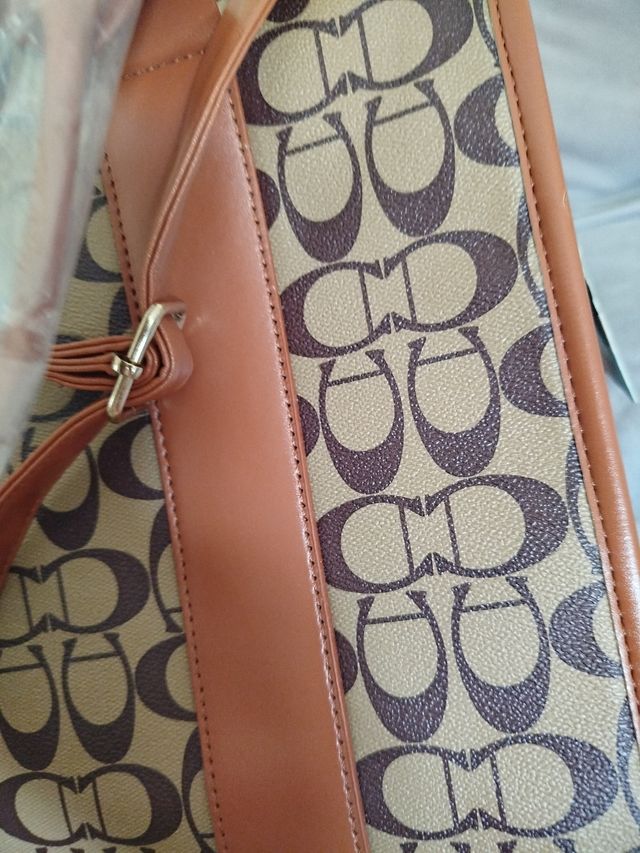 Bolso marrón y beige con logo