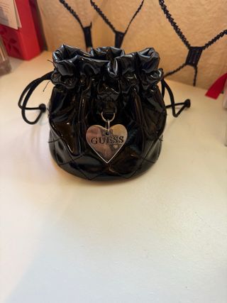Bolsita Guess Negra Corazón Plata