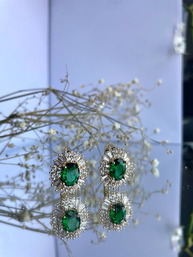 Pendientes dorados con piedra verde esmeralda