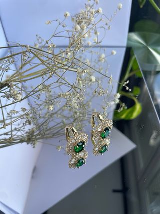 Pendientes dorados con piedra verde esmeralda