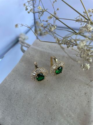 Pendientes dorados con piedra verde esmeralda