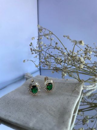Pendientes dorados con piedra verde esmeralda