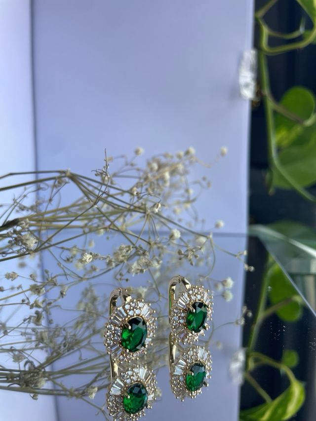 Pendientes dorados con piedra verde esmeralda