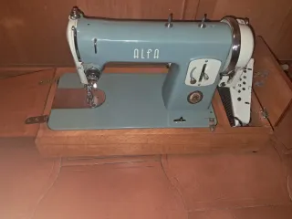 Máquina de coser Alfa antigua,