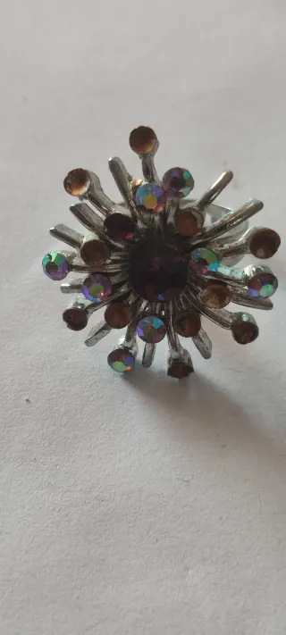 Anillo plateado con piedras moradas y marrones