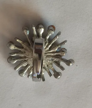 Anillo plateado con piedras moradas y marrones