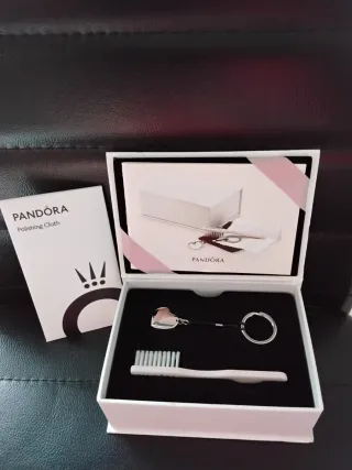 Kit Limpieza Pandora Cepillo y Llavero
