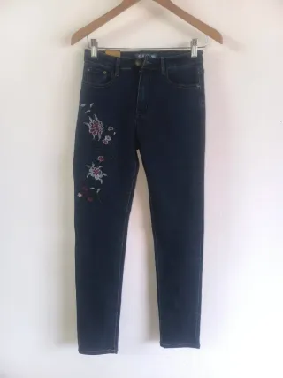 Pantalón vaquero elástico estampado floral