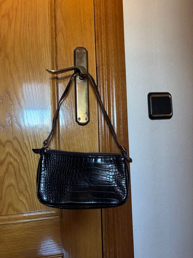 Bolso negro efecto piel cocodrilo