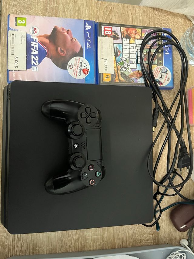 PS4 (PlayStation 4) Negra + FIFA 22 y GTA V