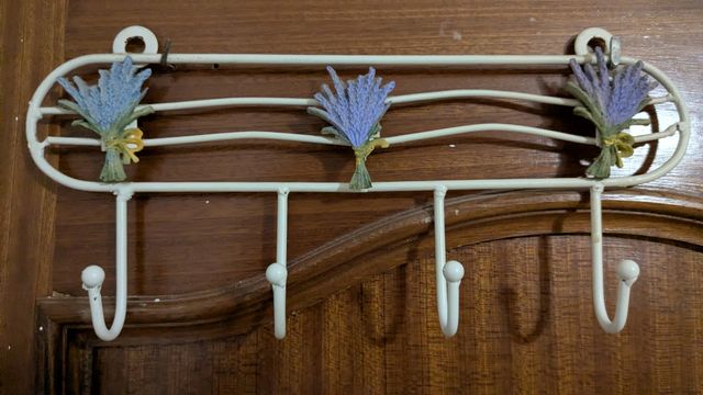 Perchero de pared con lavandas