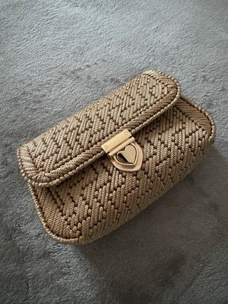 Bolso beige trenzado con cadena dorada