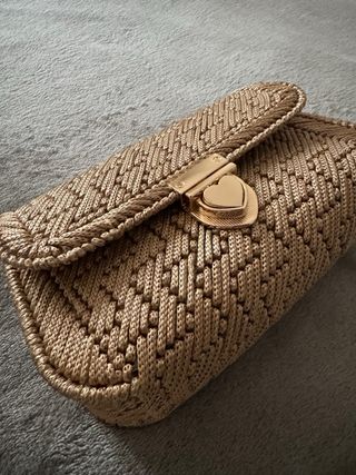 Bolso beige trenzado con cadena dorada