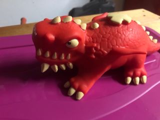 Dinosauro rosso in gomma