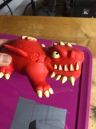 Dinosauro rosso in gomma