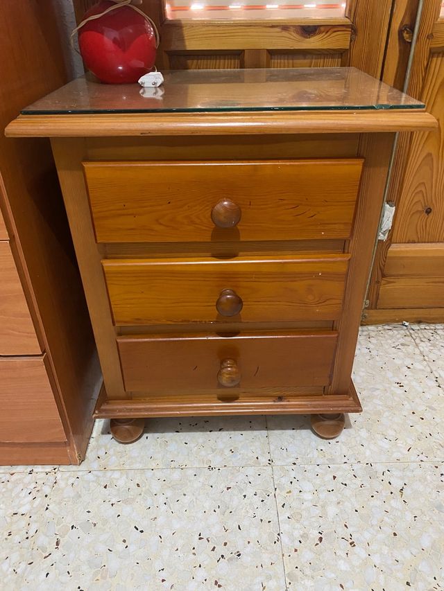 Mesitas de noche de madera y cristal