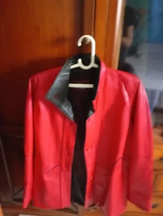 Chaqueta de cuero roja y negra
