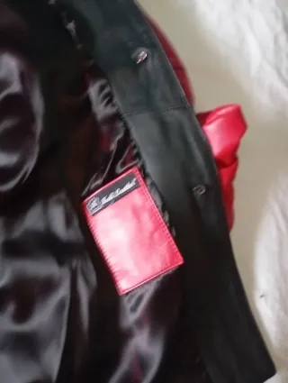 Chaqueta de cuero roja y negra