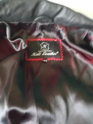 Chaqueta de cuero roja y negra