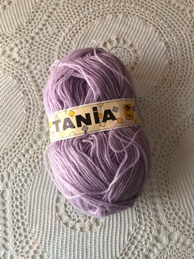 Ovillo de lana color lila