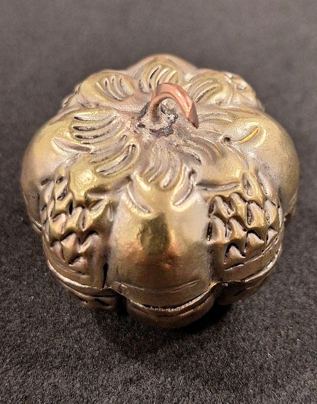 Caja antigua forma calabaza